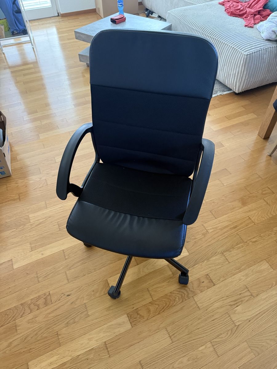 Chaises: Schwarzer Bürostuhl – D'occasion à Regensdorf par Skerk18
