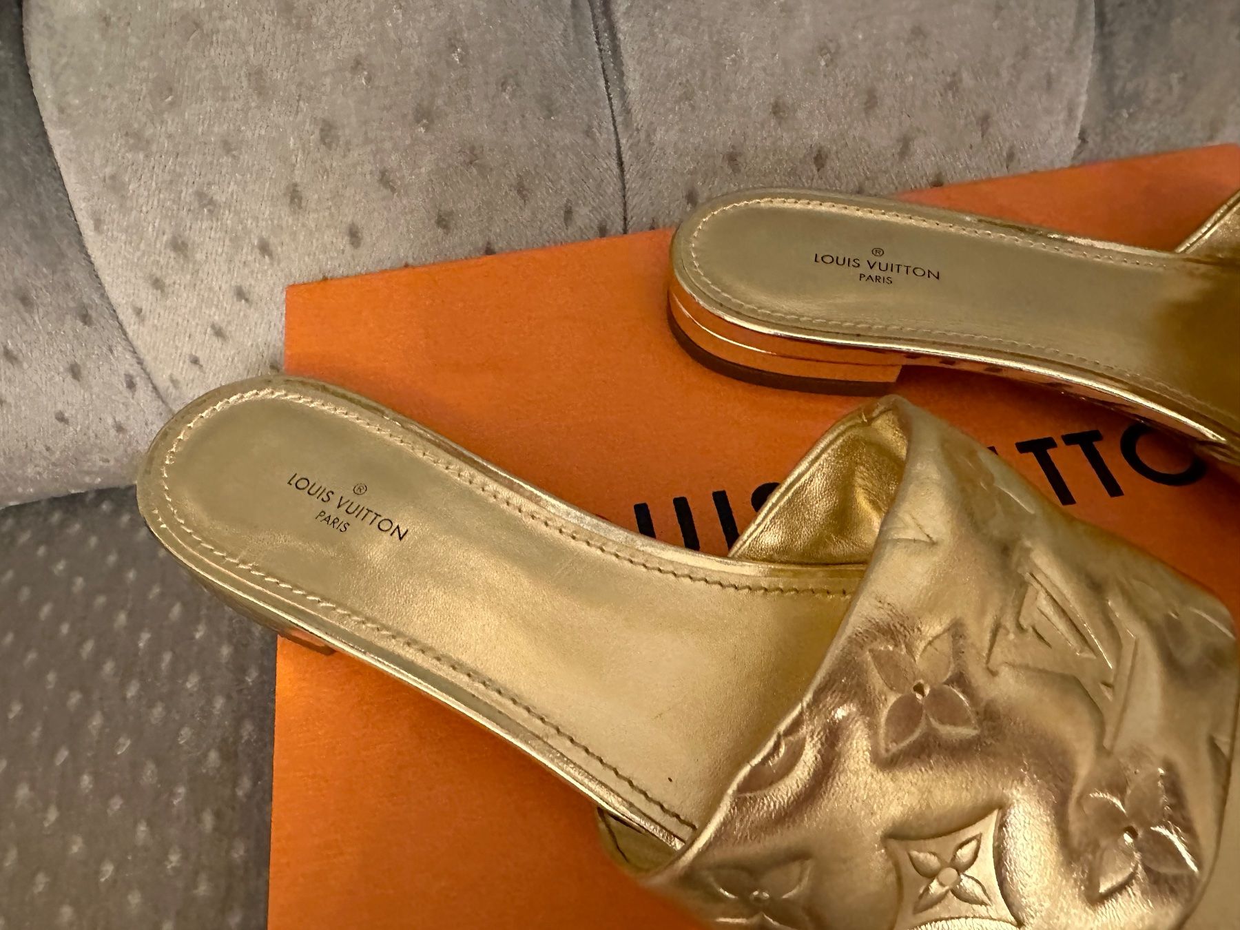 Louis Vuitton Scarpe da donna: Louis Vuitton Sandalen Gold Gr. 40 – Usato da Basel venduto da Blausara707 7