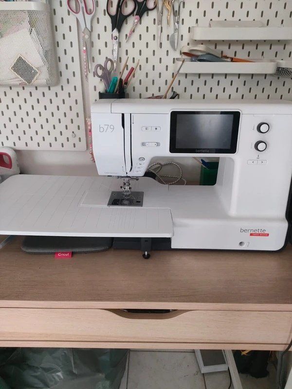 Bernina Macchine da cucire: Machine à coudre Bernette B79 en excellent état – Usato da Witterswil venduto da g__g