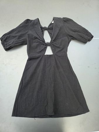 Kleid H&M schwarz mit Rückenausschnitt Grösse 40