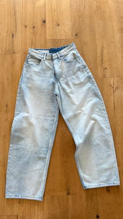 Bershka Jeans hellblau Gr. 34 weit geschnitten