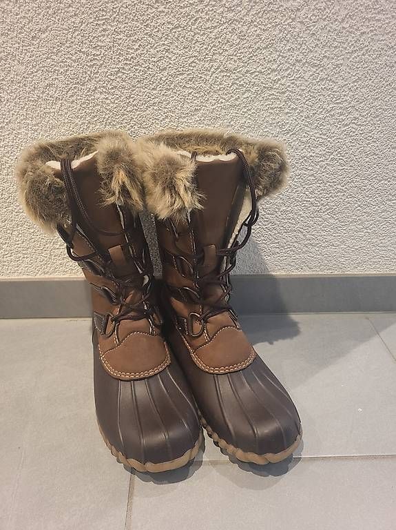 Scarpe da donna: Winterstiefel Grösse 37 – Usato da Bonstetten venduto da _YamaYa_