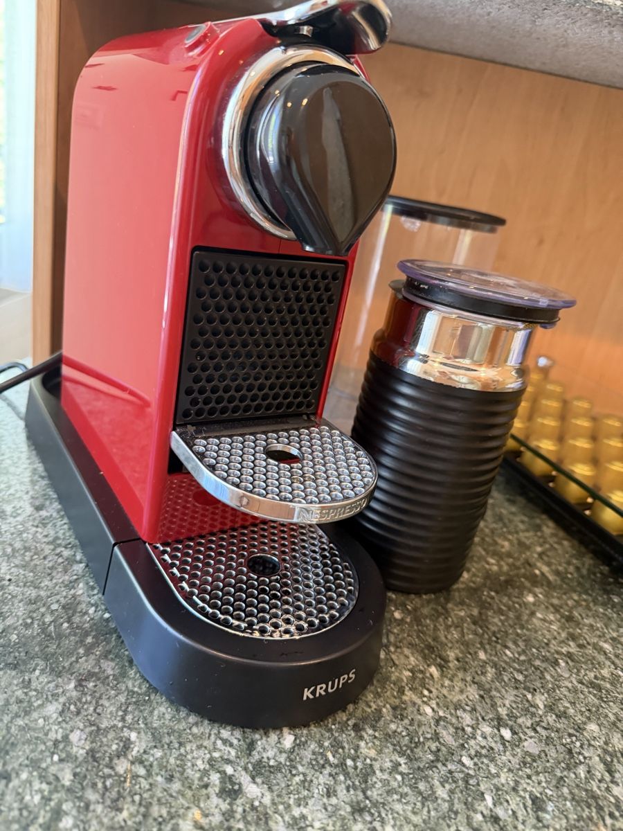 Nespresso Macchine per caffè & Macchine per espresso: Nespresso Maschine Rot mit Milchschäumer + Kapselhalter – Usato da Männedorf venduto da nes_6cjr 2