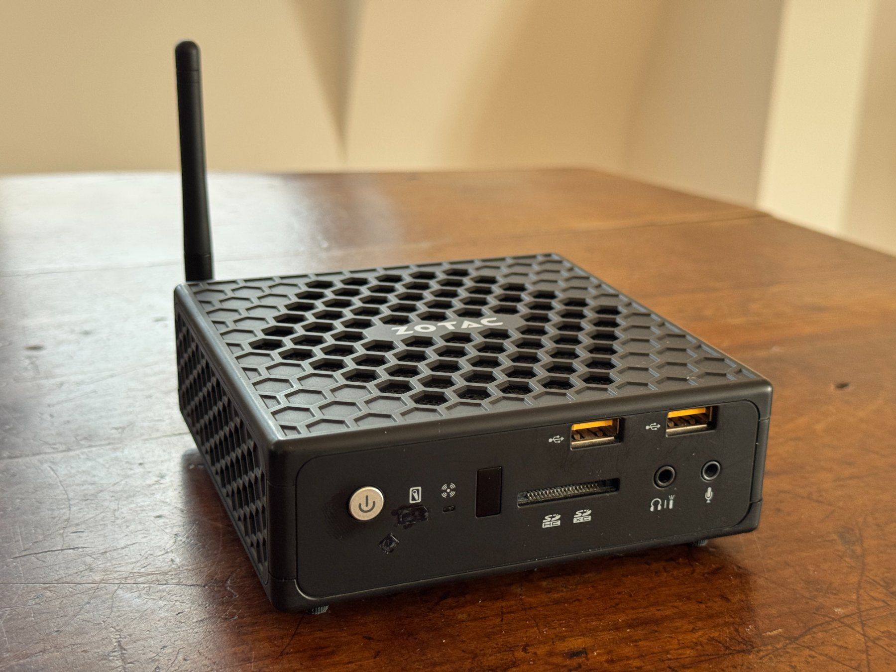 Zotac PC: ZOTAC ZBOX CI320 nano PLUS Silent Mini-PC – Usato da Baden venduto da agglo1