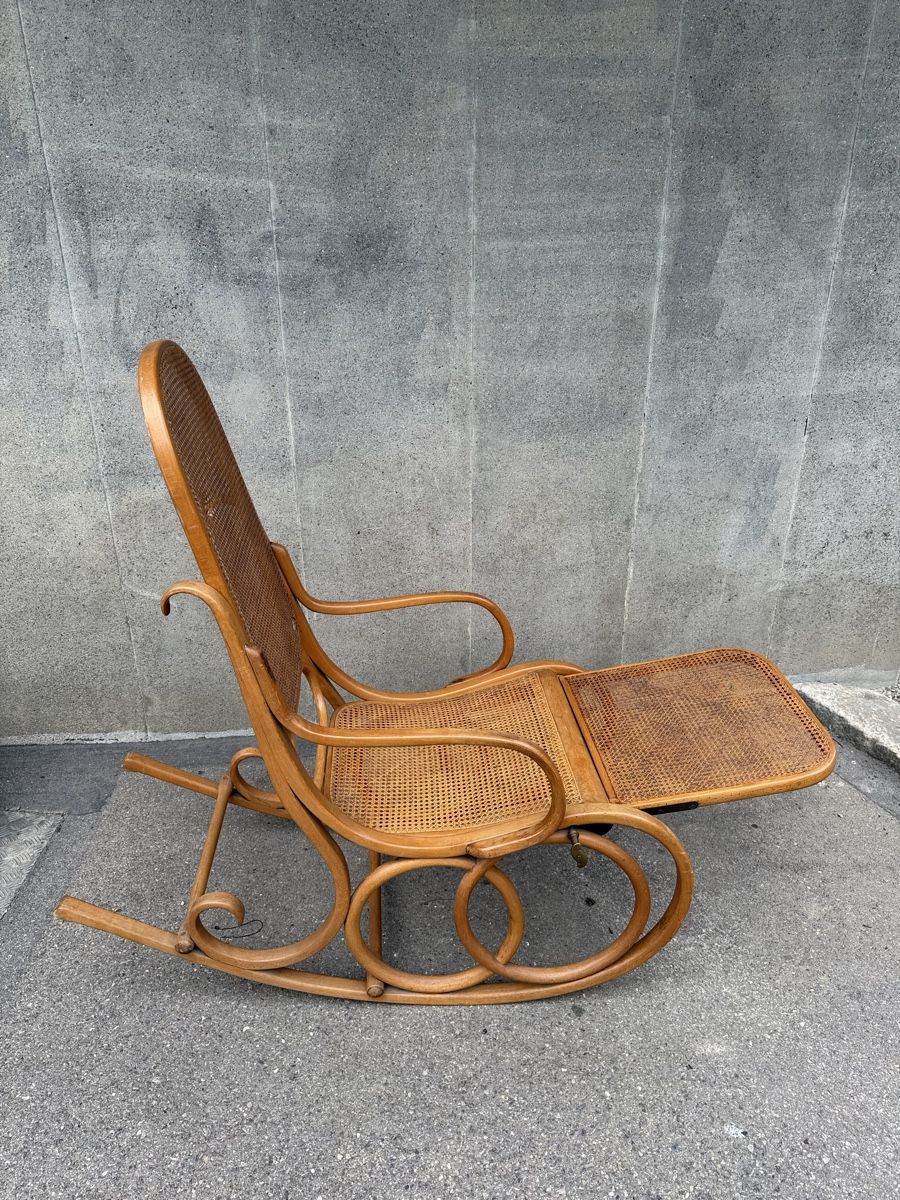 Thonet Sedie: Schaukelstuhl mit aufklappbarem Fussteil – Usato da Zürich venduto da Kue_Zuerich 8