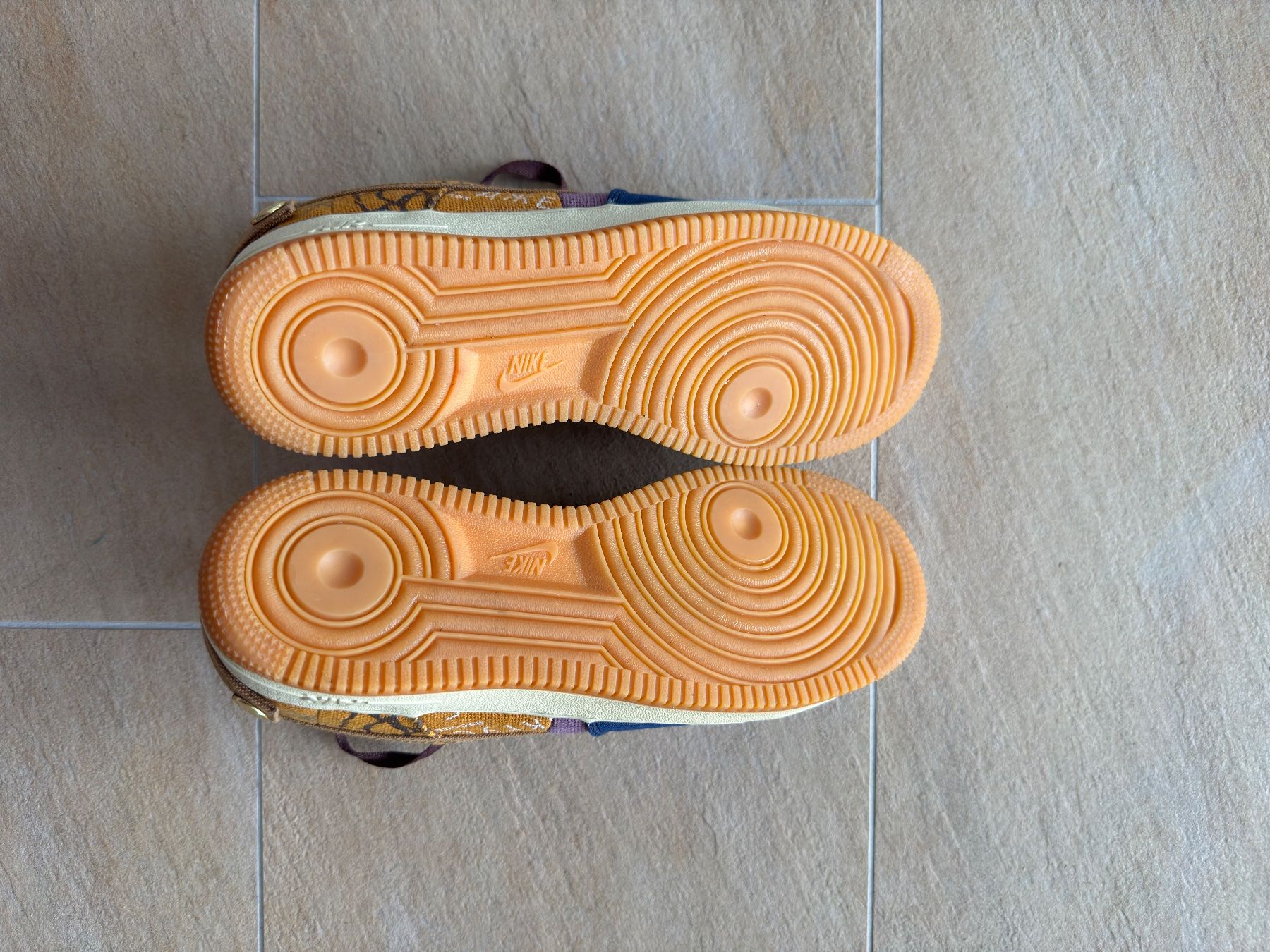 Nike Scarpe da uomo: Air Force 1 Low Travis Scott 9.5 US – Nuovo (secondo la descrizione) da Châtel-St-Denis venduto da Lou_Hock 3