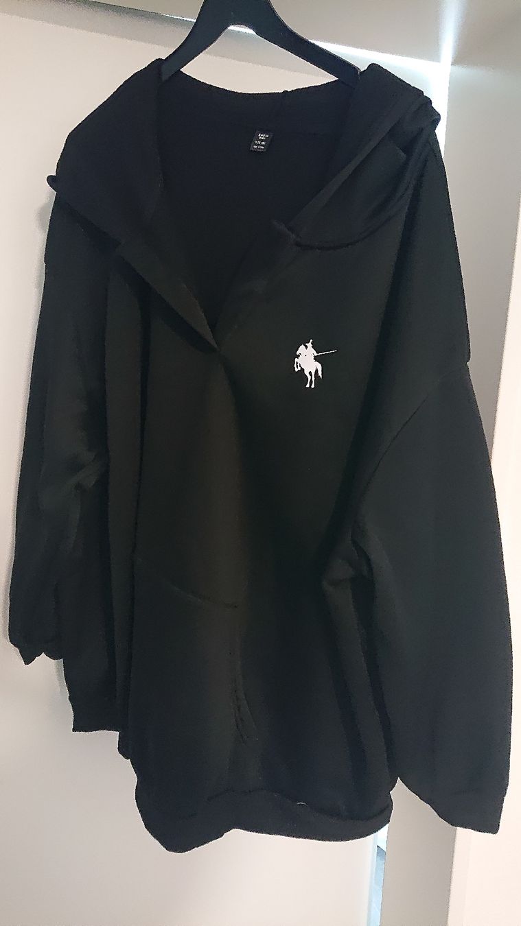 Shein Maglioni & Felpe: Schwarzer Kapuzenpullover mit Print. Grösse 8xl ca Grösse 60 – Nuovo (secondo la descrizione) da Madiswil venduto da Sandraho