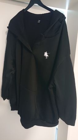 Schwarzer Kapuzenpullover mit Print. Grösse 8xl ca Grösse 60