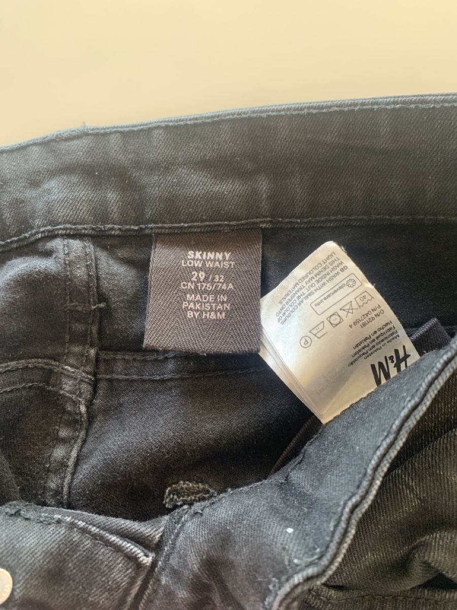 H&M Jeans: Skinny Ripped Jeans Black – Gebraucht aus Chexbres von doe_xns6 2