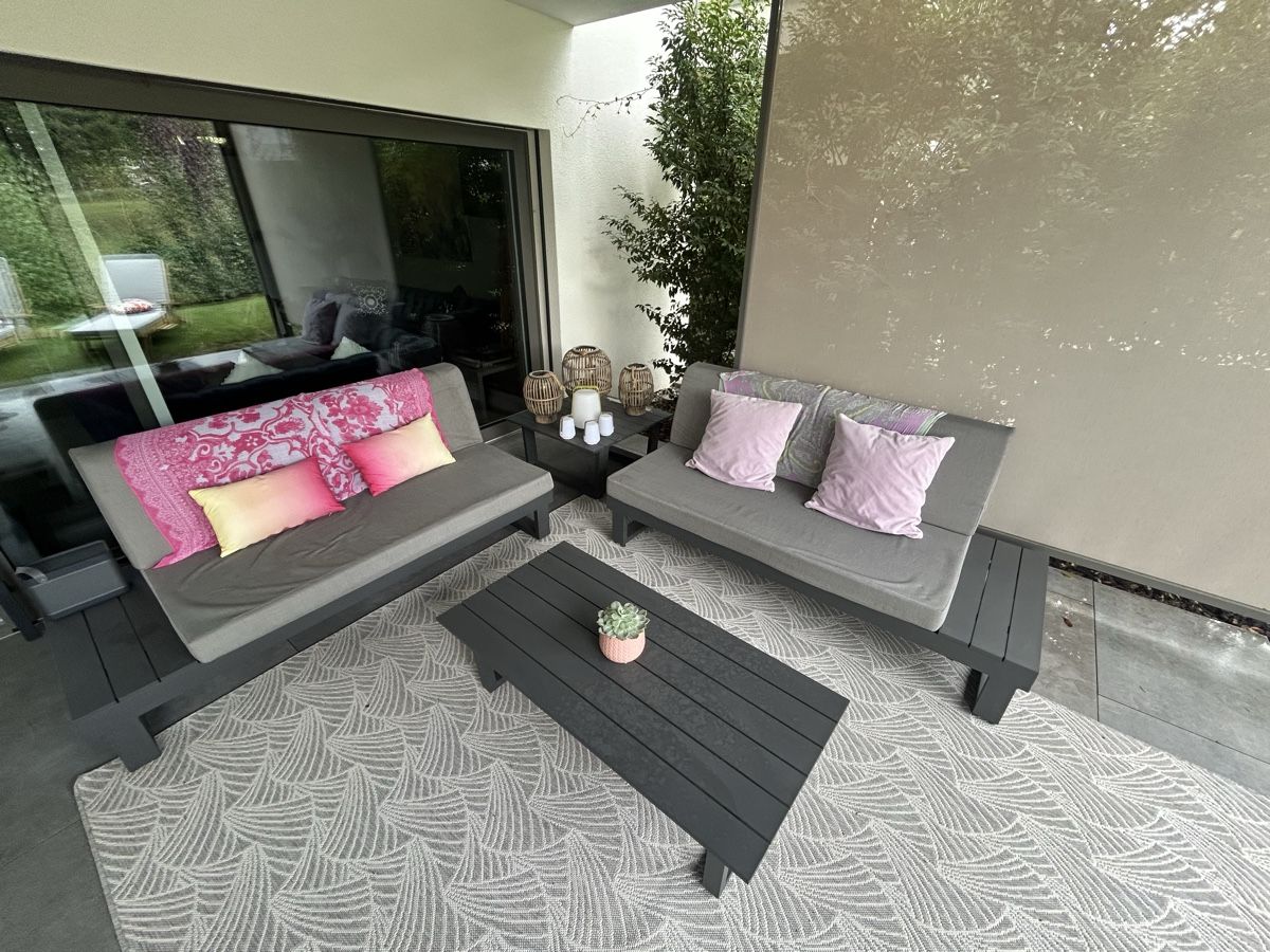 Divani: Salon de jardin 2 canapés + 1 table basse – Usato da Chambésy venduto da asalamolard