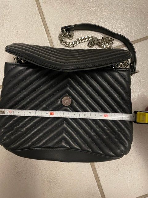 Taschen für Damen: schwarze Handtasche mit Kettenträger – Neu (gemäss Beschreibung) aus Würenlingen von Delfinli1 2