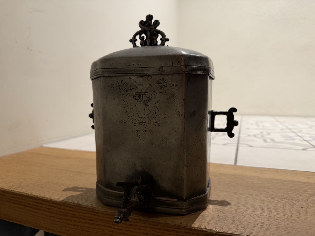 Stagni & Fontane ornamentali: Zinn Giessfass von 1773 – Usato da Wiedlisbach venduto da Fine-Arts