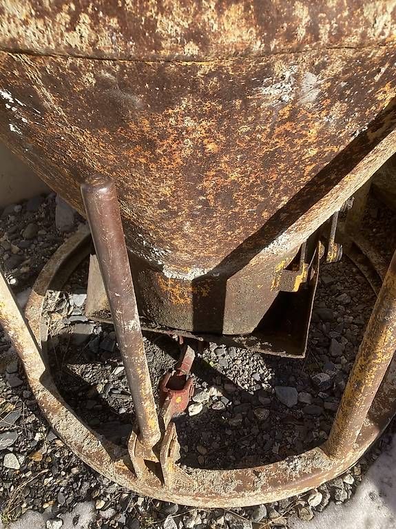 Tutti gli attrezzi: Benna per beton  – Usato da Campo (Blenio) venduto da M.B.95 1