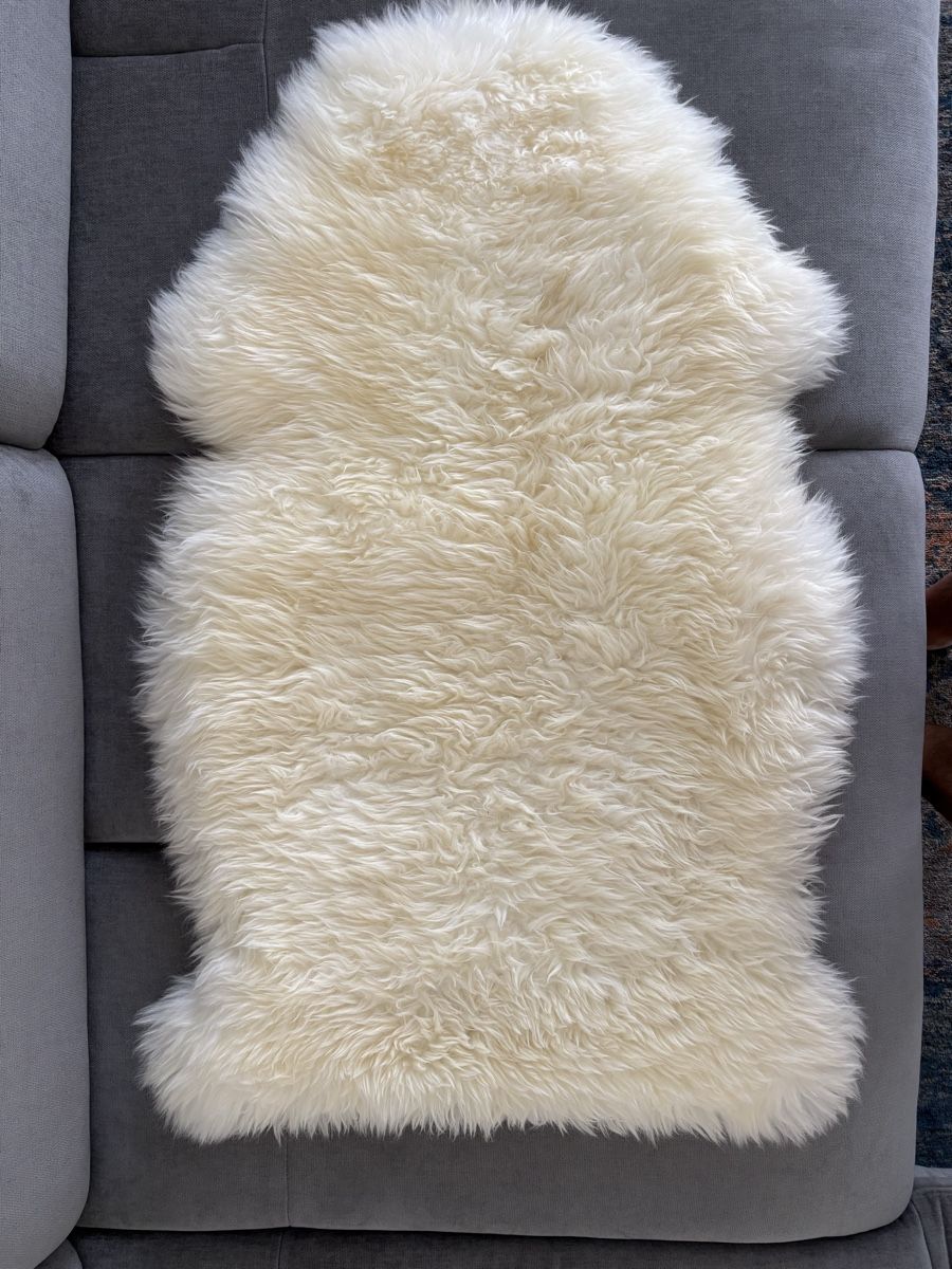 Tapis: Schaffell Teppich weiss neuwertig – D'occasion à Wimmis par rimnakit