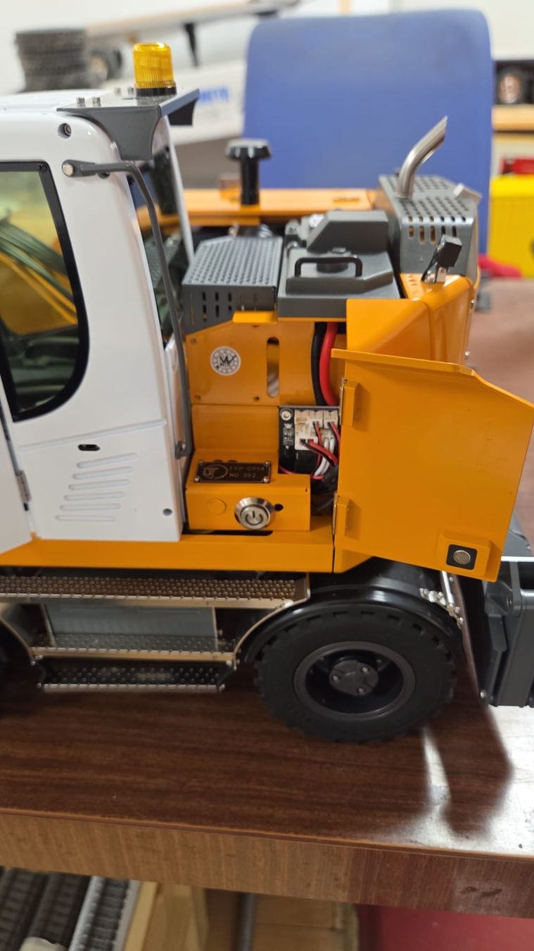 RC Kits de montage: Liebherr 918 au 1/14 – Neuf (Voir description) à Colombier NE par Fusilfass90 2