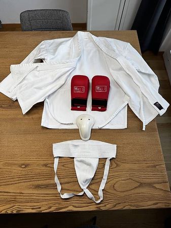 Karategi / Gürtel / Tiefschutz / Sparring Handschuhe