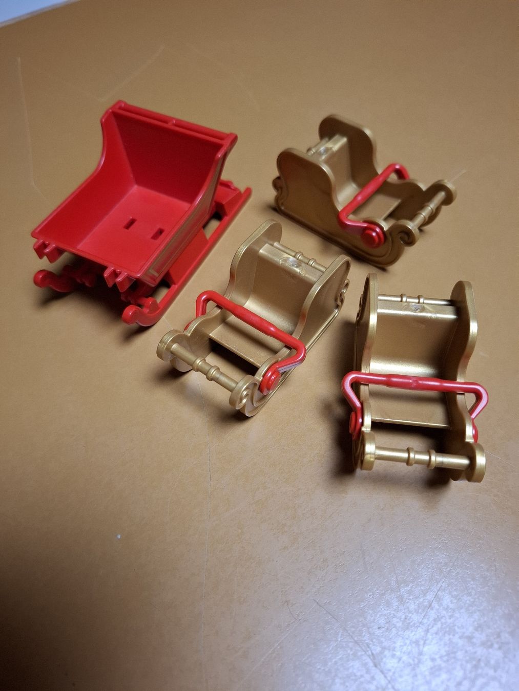 Playmobil Spielzeuge: Playmobil slitta rossa & slitte dorate – Gebraucht aus Viganello von sor_dcq8