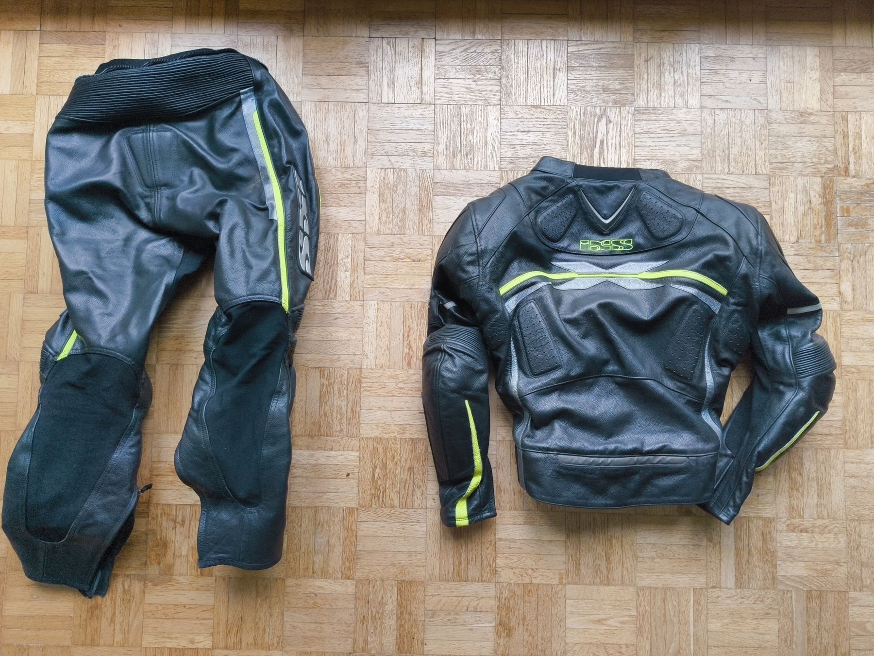 IXS Lotti di vestiti: Leder Motorradkombi Gr. 52 – Usato da Zürich venduto da mario_z