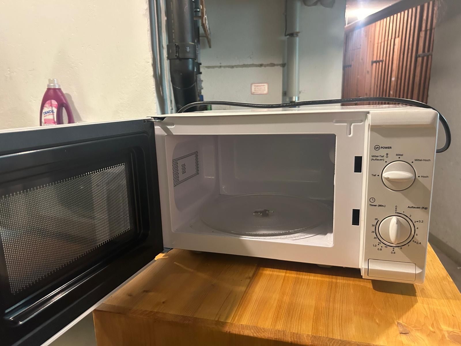 Weber Appareils de cuisine: WEBER Mikrowelle weiss gebraucht – D'occasion à Zürich par Raphi_bqm 1