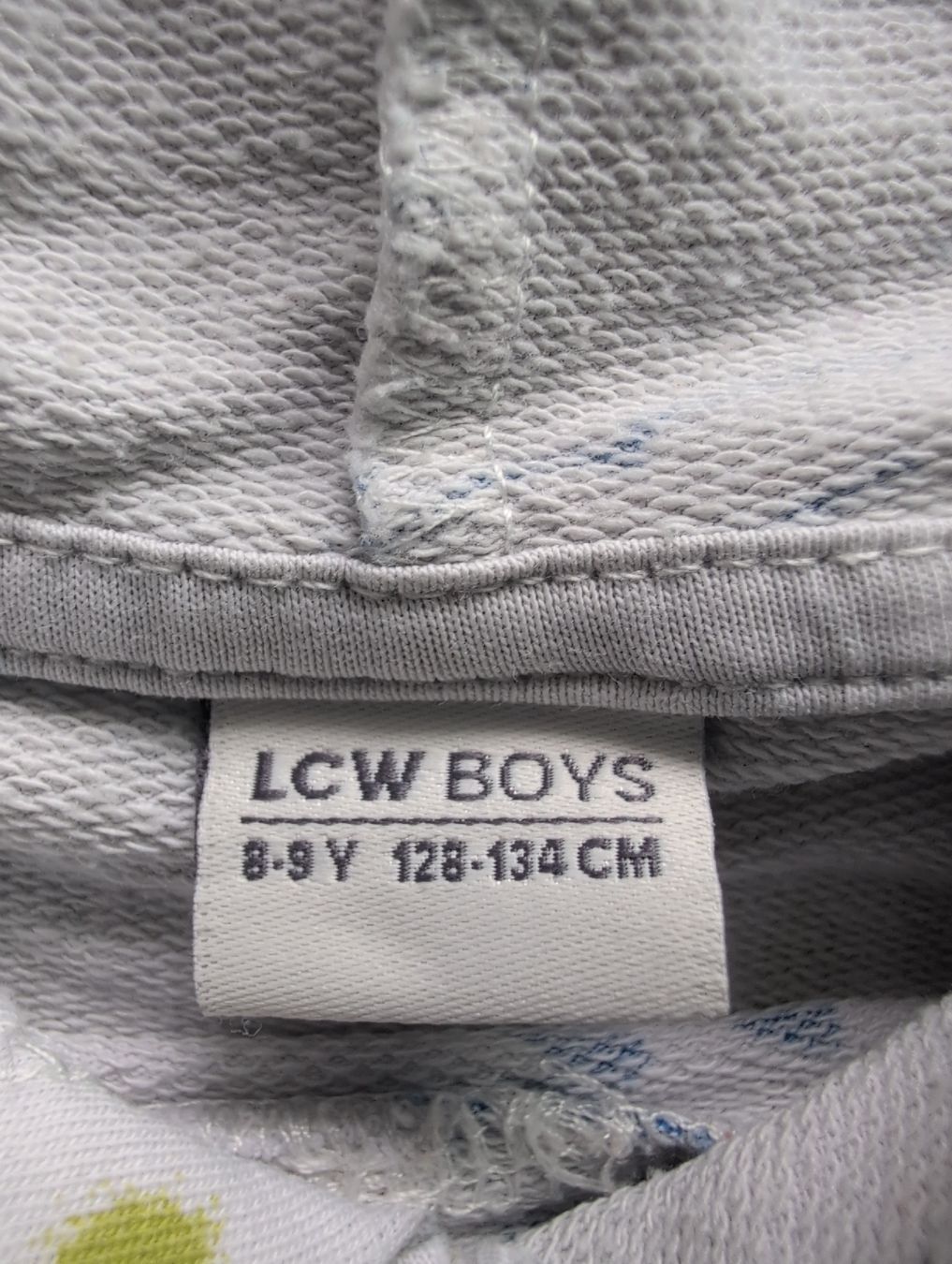 Maglioni & Felpe: Kapuzenpullover weiss mit Graffiti Muster gebraucht – Usato da Schwerzenbach venduto da _charme_ 1