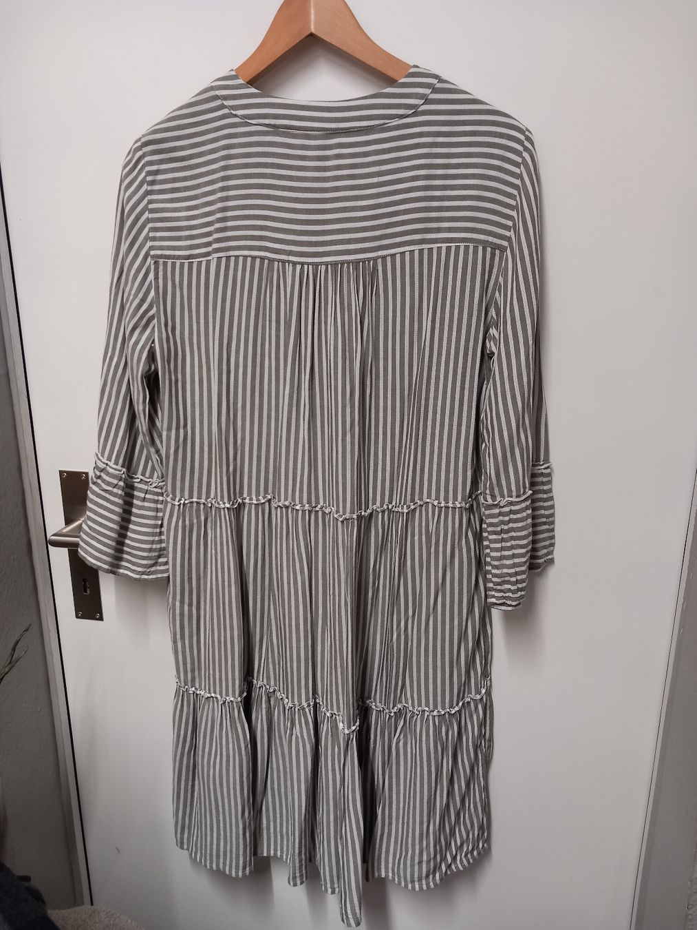 Tom Tailor Vestiti: Luftiges Kleid Tom Tailor Gr.38 oliv/weiss – Usato da Gwatt (Thun) venduto da umwelt-brocki 2