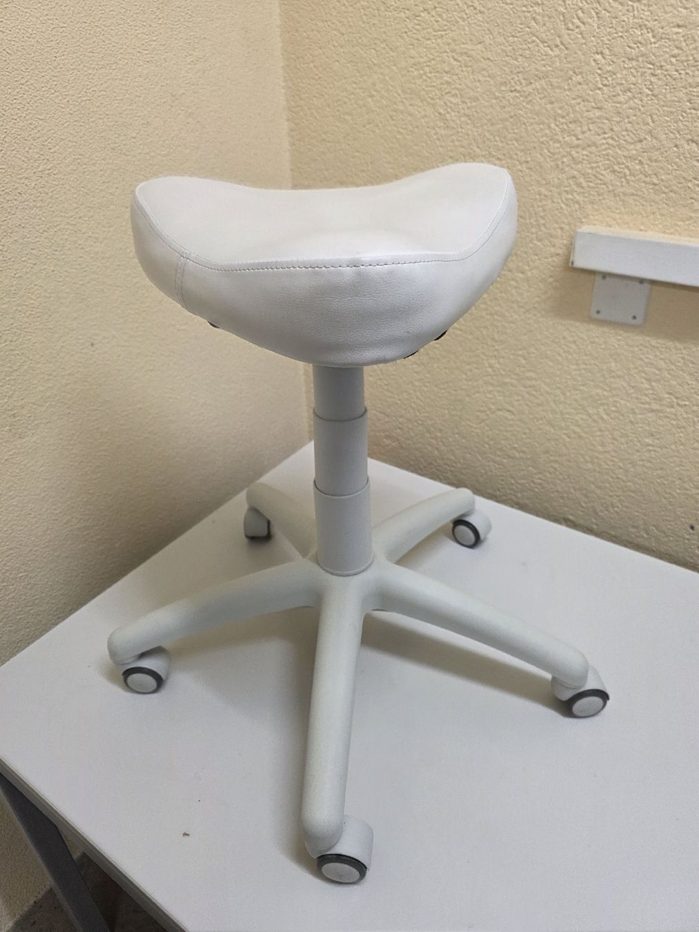 Hocker: Weisser Drehhocker / Sattelhocker - Top Zustand! – Gebraucht aus Alberswil von mario889