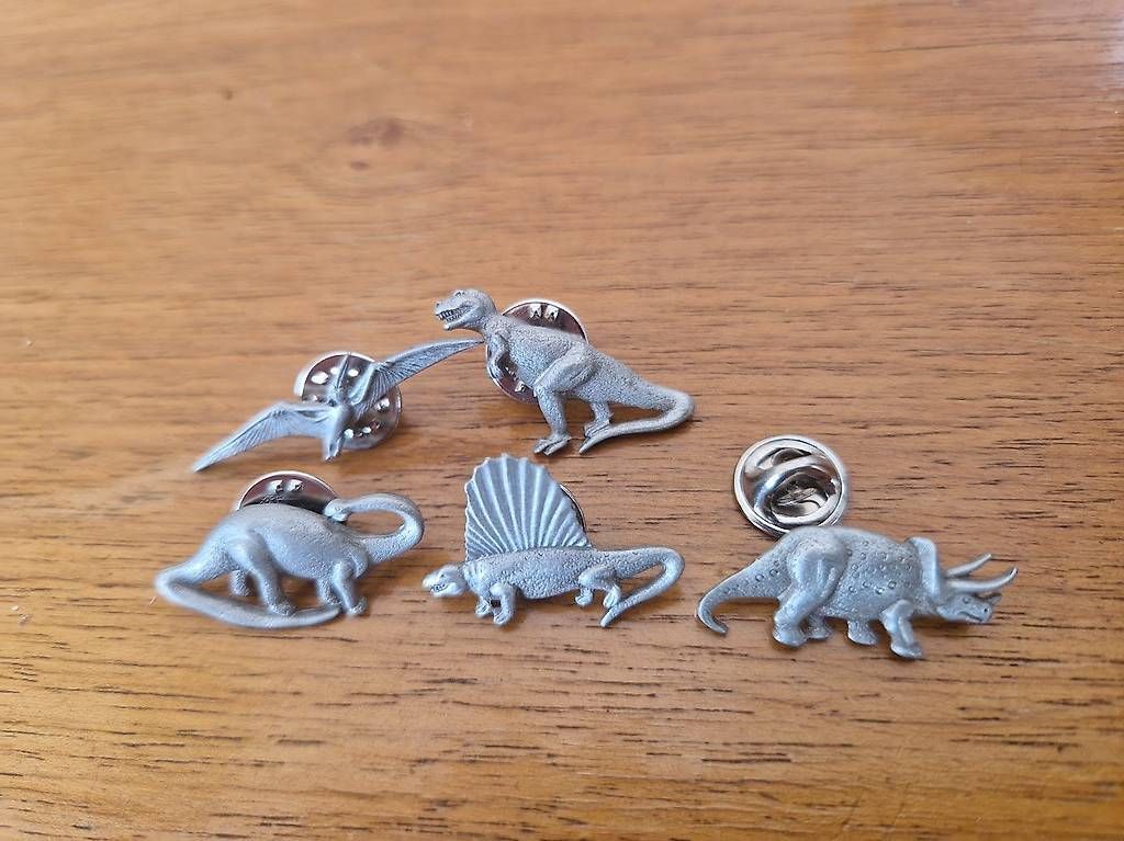 Placchette & Badge: Dinosaurier-Pins silberfarben – Usato da Zürich venduto da David_8004
