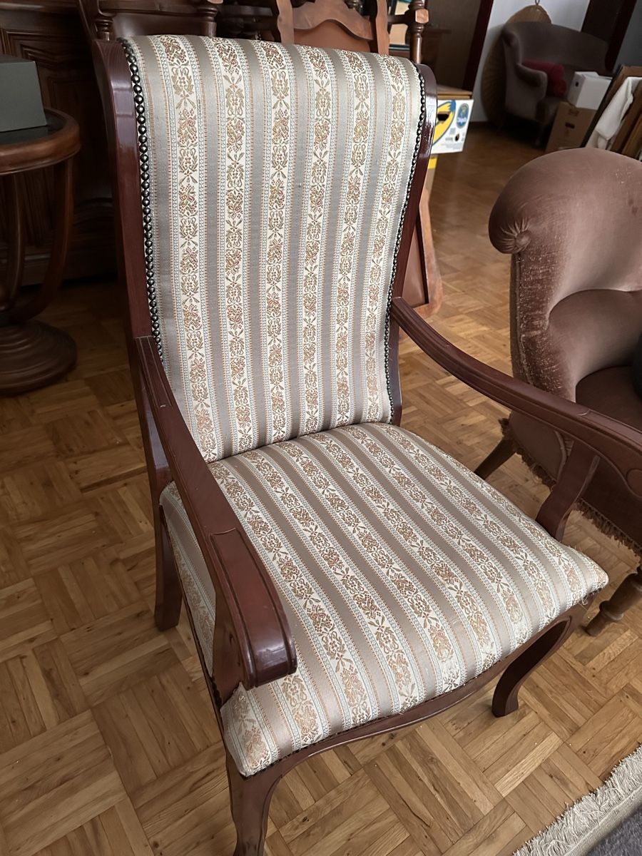 Chaises: Armlehnstuhl mit gemustertem Polster und Holzrahmen – D'occasion à Dübendorf par medusa37 1