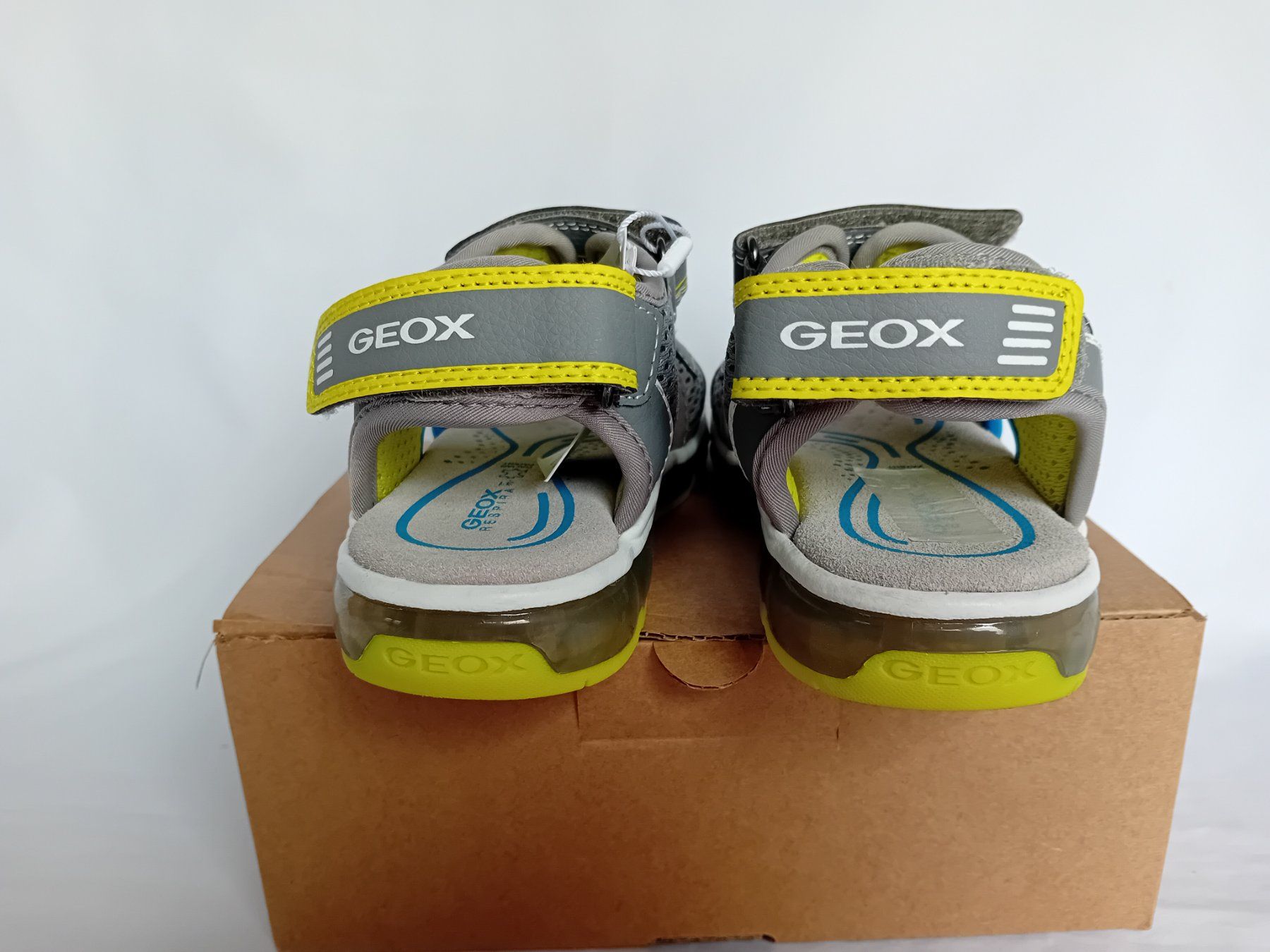 Geox Scarpe per ragazzi: Geox Sandale Android mit Blinkender Sohle Gr.34 Grau Neu – Nuovo (secondo la descrizione) da Schweizersholz venduto da freyle1 4