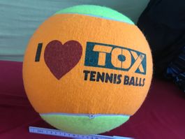 Abnormal grosser Tennisball