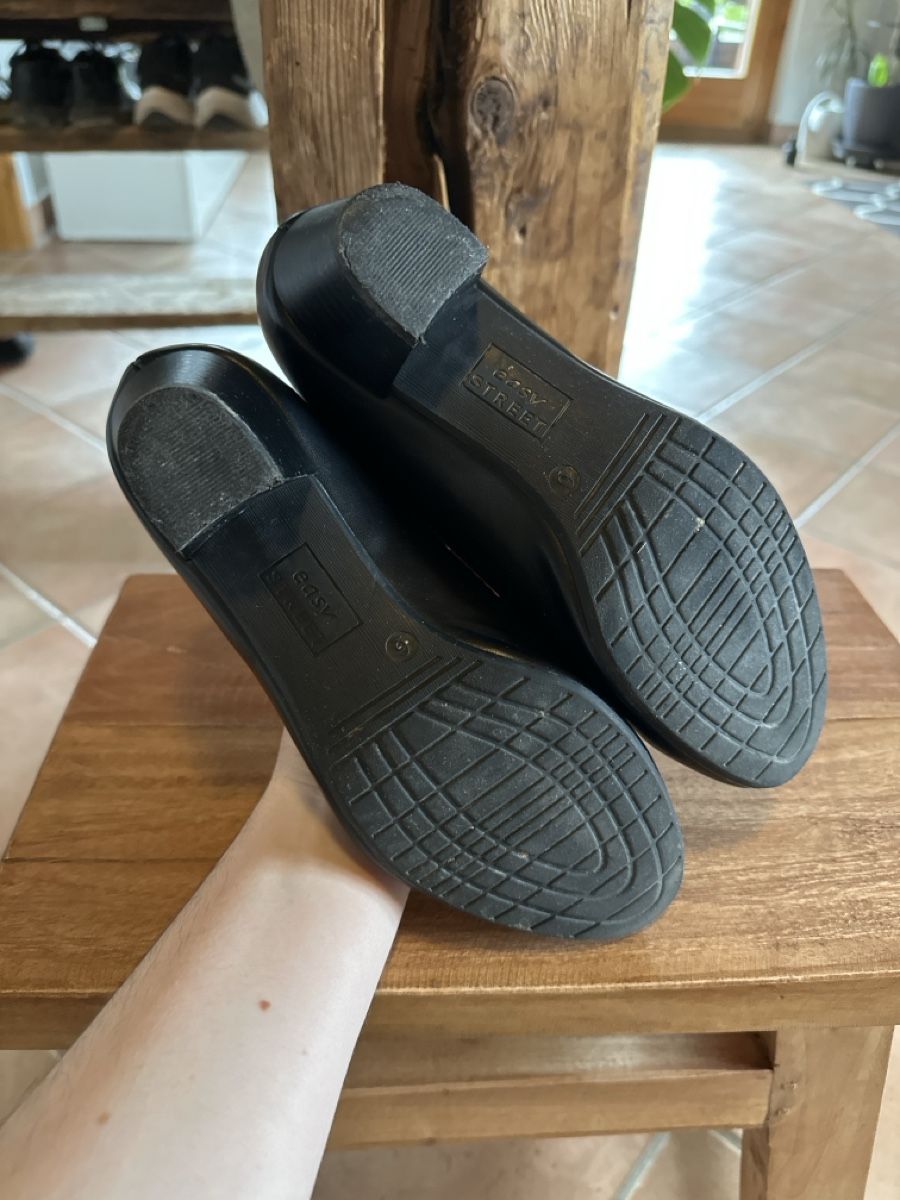 Damenschuhe: Klassische, schwarze Damen Pumps, Grösse 39 – Gebraucht aus Schnottwil von mic_d27v 2