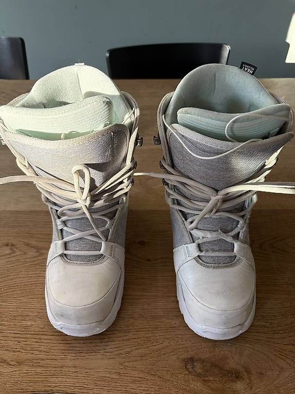 Scarpe da uomo: Snowboardschuhe weiss Grösse 40 – Usato da Rifferswil venduto da Dua