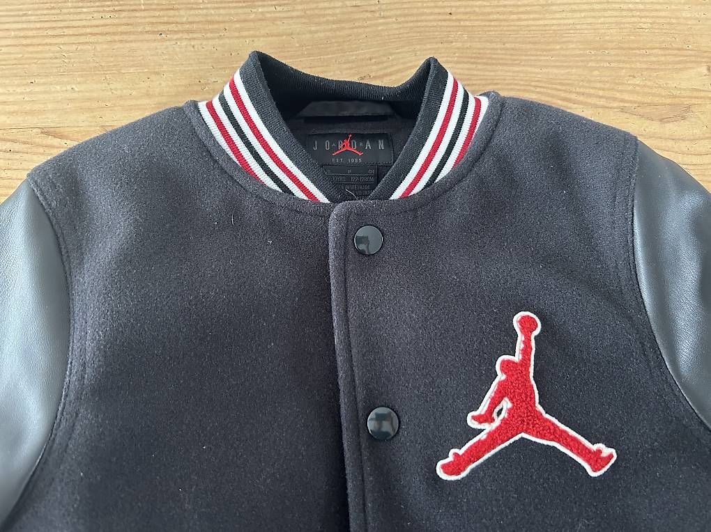 Jordan Jacken & Mäntel: Air Jordan Collegejacke 122/128 – Gebraucht aus Urtenen-Schönbühl von Lalablue 1
