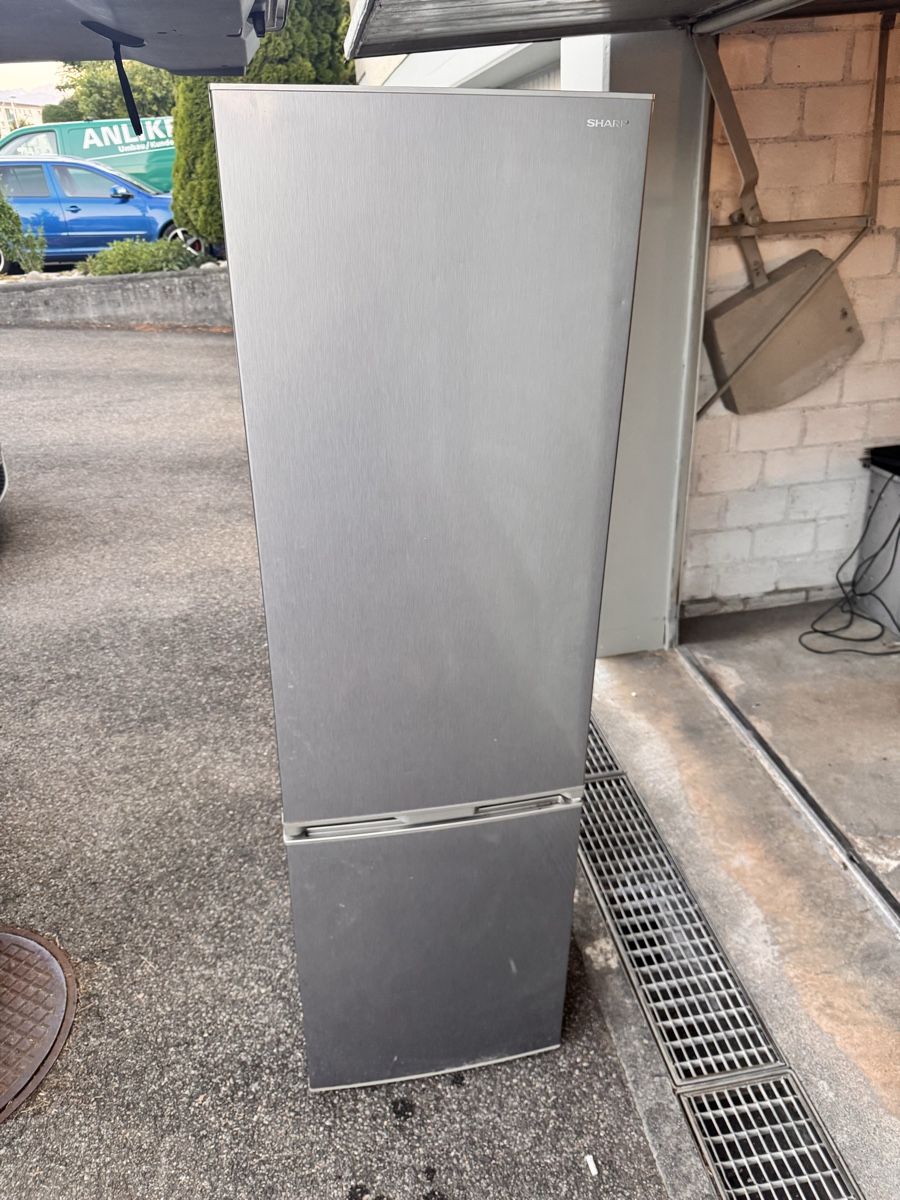 Réfrigérateurs: Sharp Kühlschrank freistehend grau – D'occasion à Horw par dancav