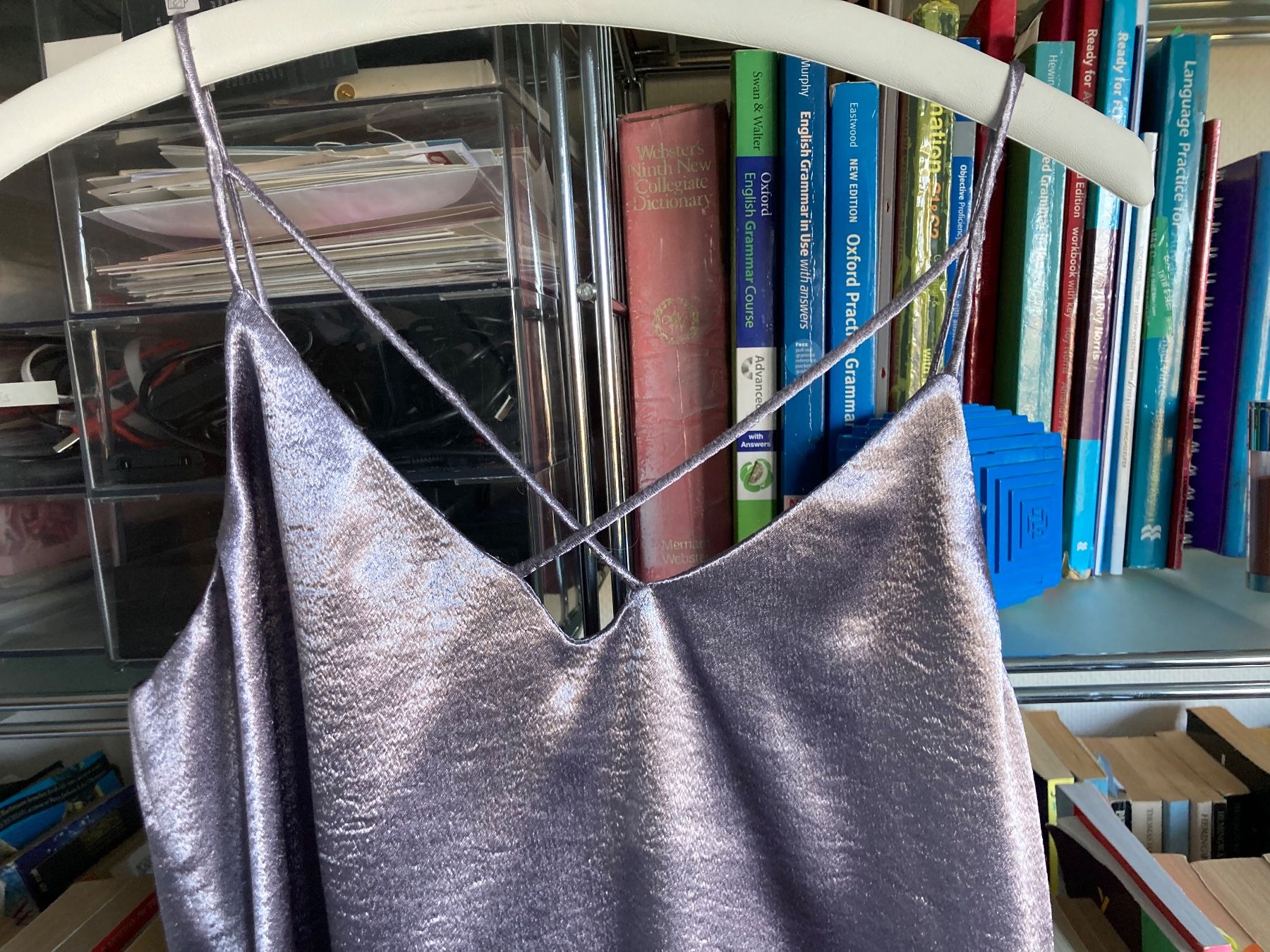Top: Lila Satin Top mit feinen Trägern – Usato da Rüschlikon venduto da pat_6hmj
