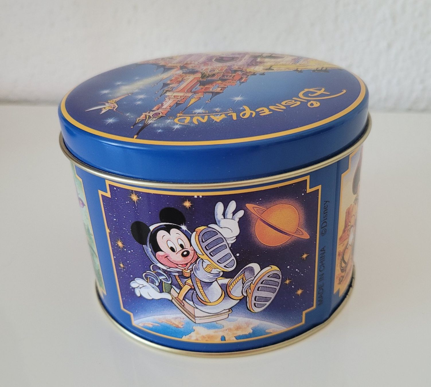 Sonstige Dekorationen & Accessoires: Metall Dose Disneyland Paris rund – Gebraucht aus Zürich von fourpaws 2