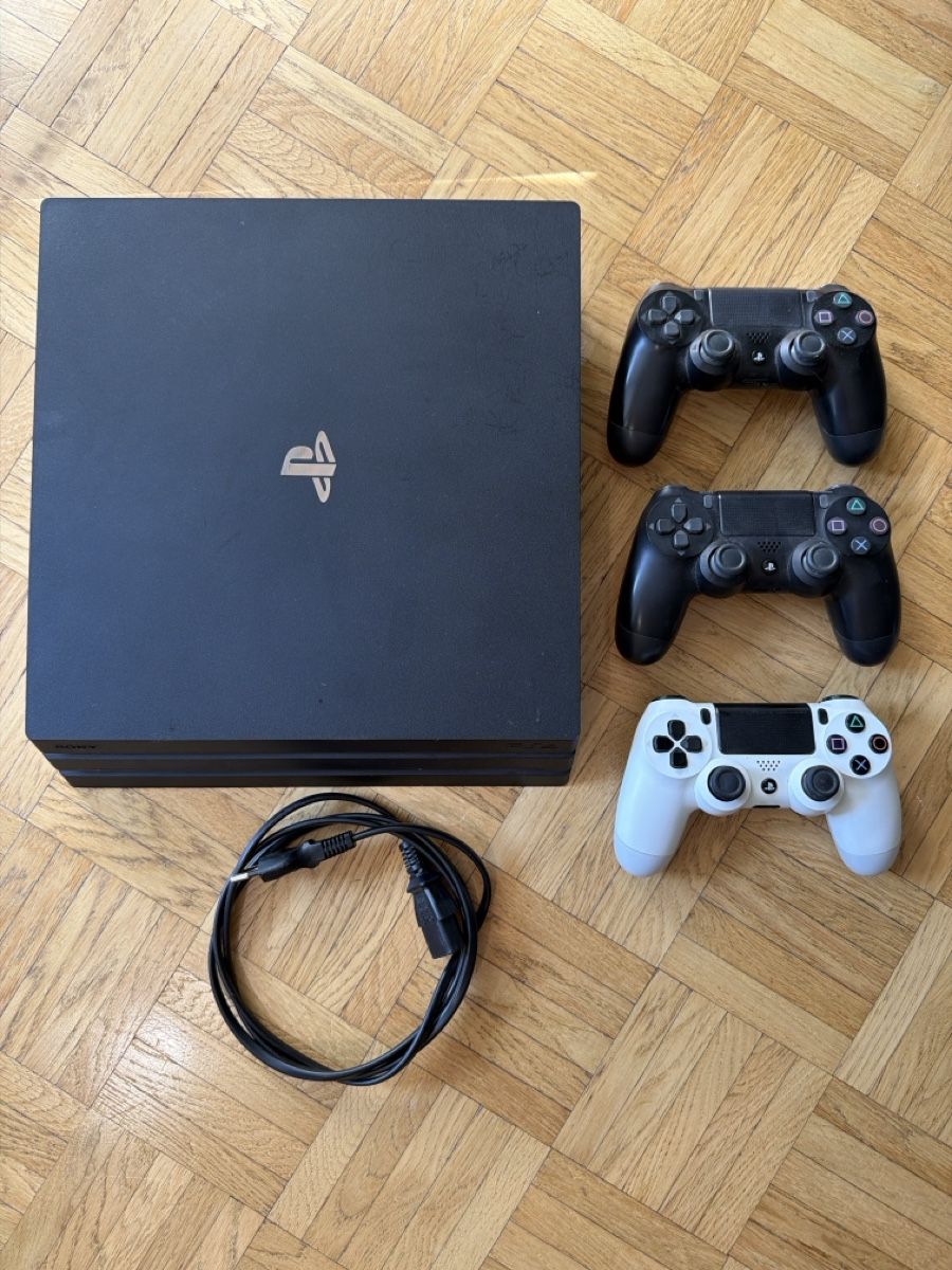 Sony Konsolen: PlayStation 4 Pro mit 3 Controllern PS4 – Gebraucht aus Wolfhausen von sky-n-sand