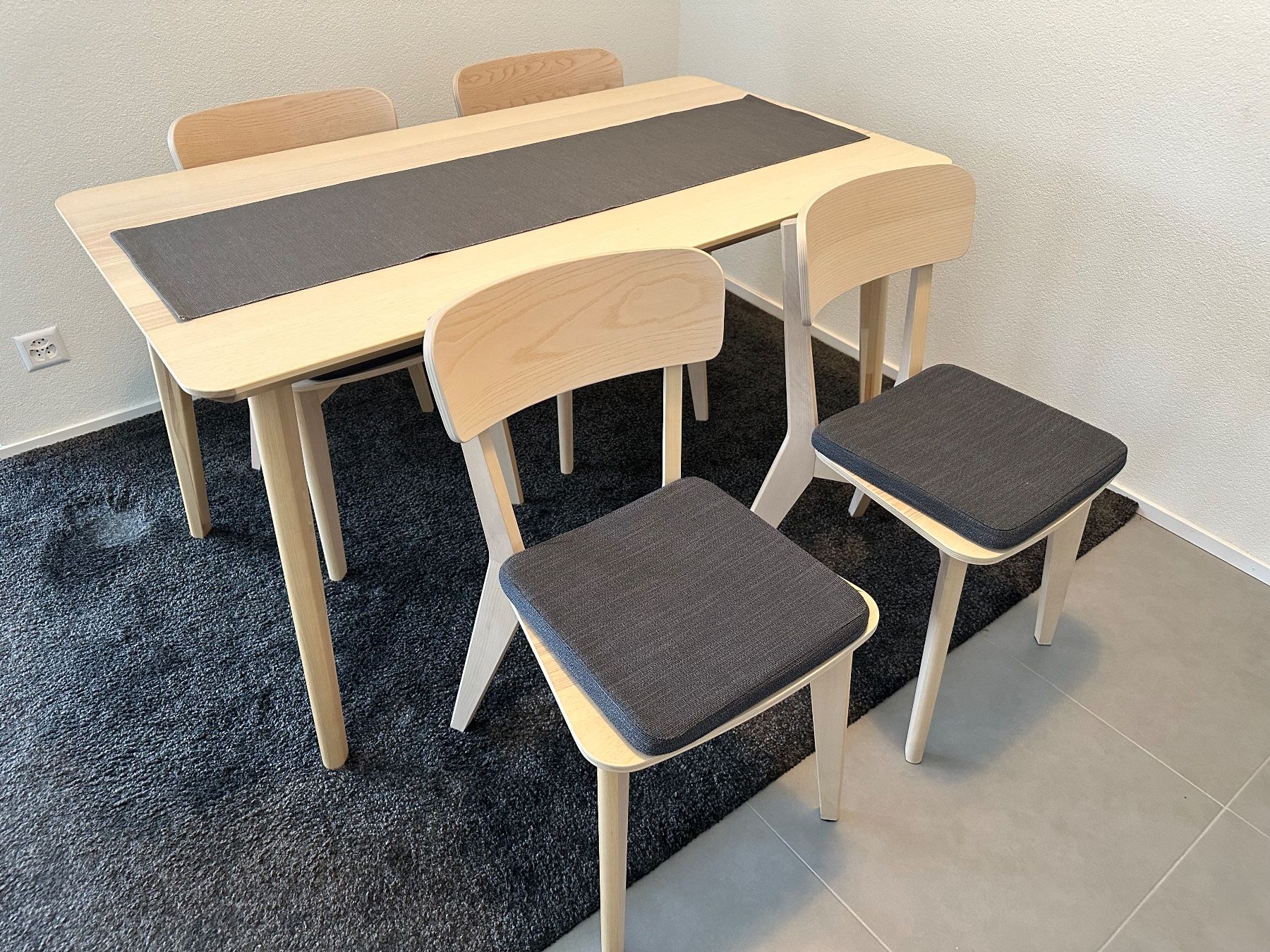 Ikea Set di tavolo e panche: Dining table plus four matching chairs – Nuovo (secondo la descrizione) da Aigle venduto da blu_zj86 3
