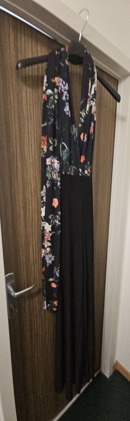 Tute: Schwarzer Jumpsuit/Overall mit Blumenmuster - Grösse onesize – Nuovo (secondo la descrizione) da Horgen venduto da ste_sy7h