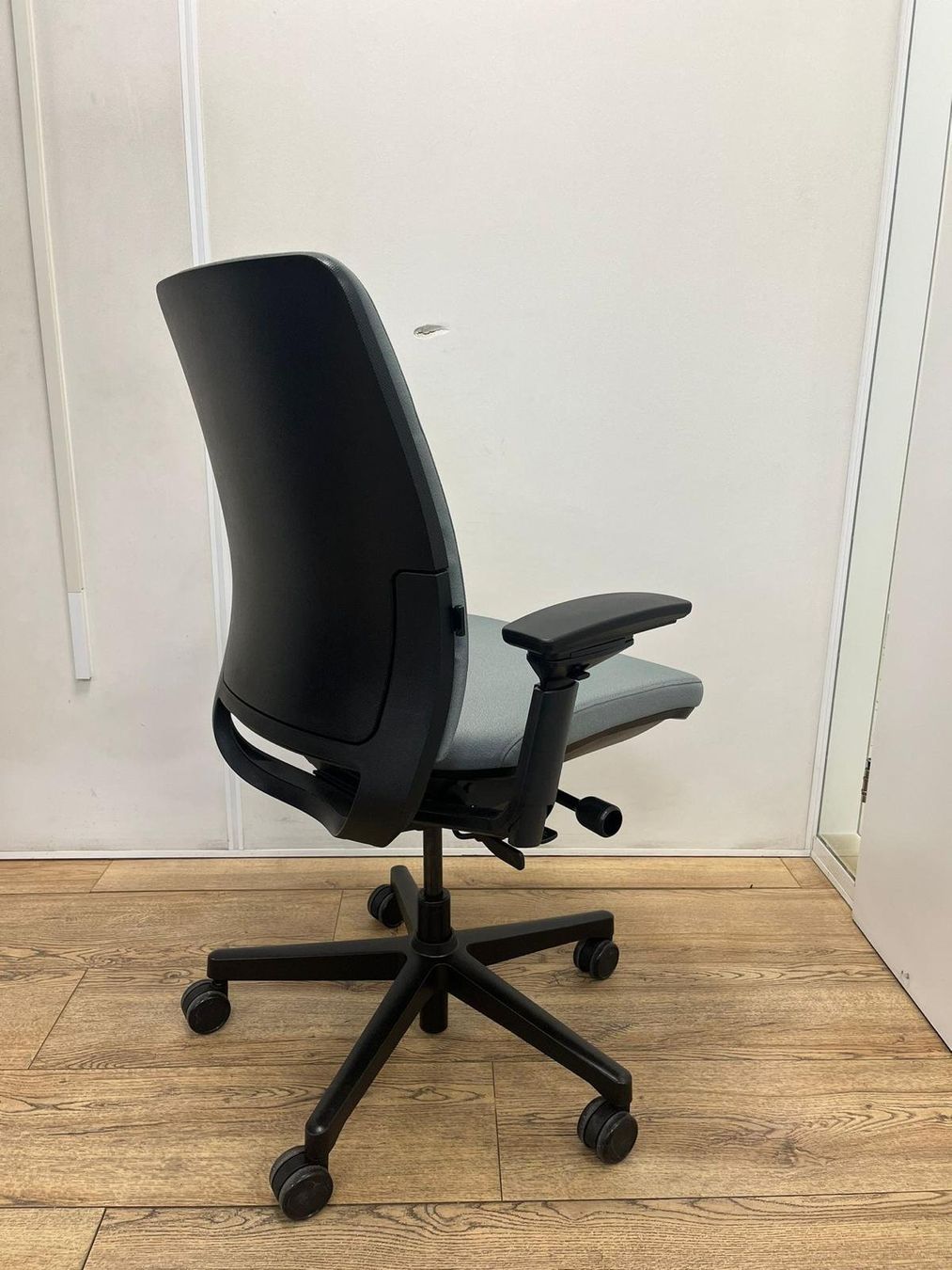 Steelcase Sedie: Steelcase Amia Grau – Usato da Purmerend venduto da Offeco 4