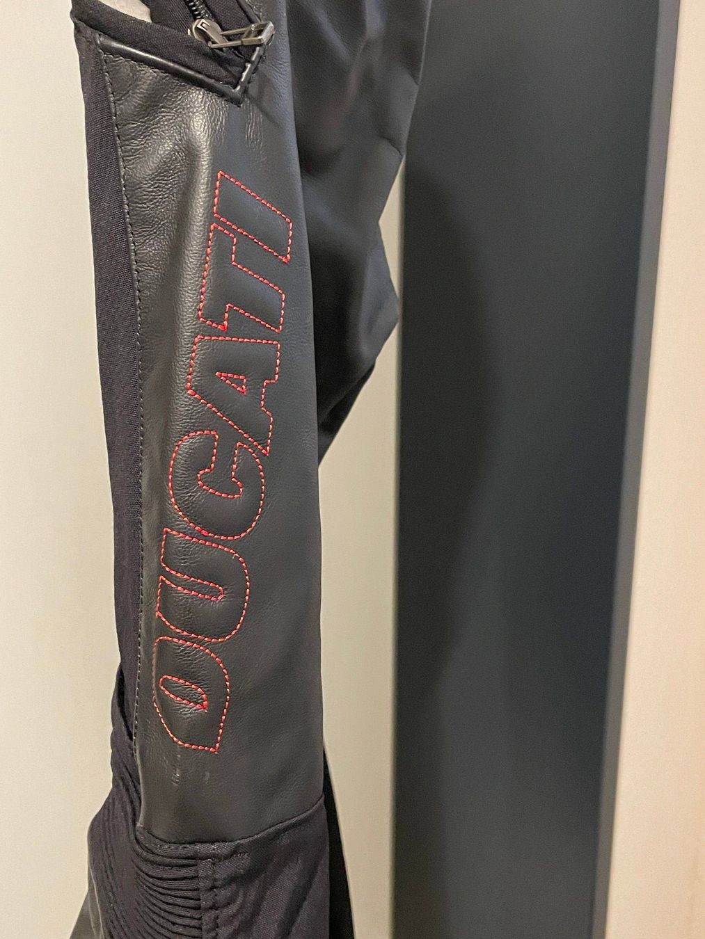 Lotti di vestiti: Motorradkleider - Hose Ducati – Usato da Beromünster venduto da Cello63 2