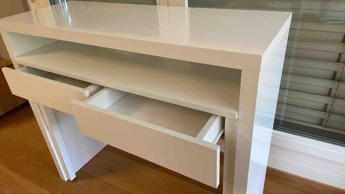 Bureaux: White Console Table with Two Drawers, Like New – D'occasion à Binningen par Viriatus 4