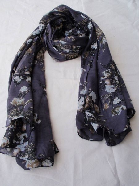 Foulards, Tücher & Schals: BLUMENSCHAL VIOLETT - TRENDFARBE – Neu und originalverpackt aus Honau von sainj 1