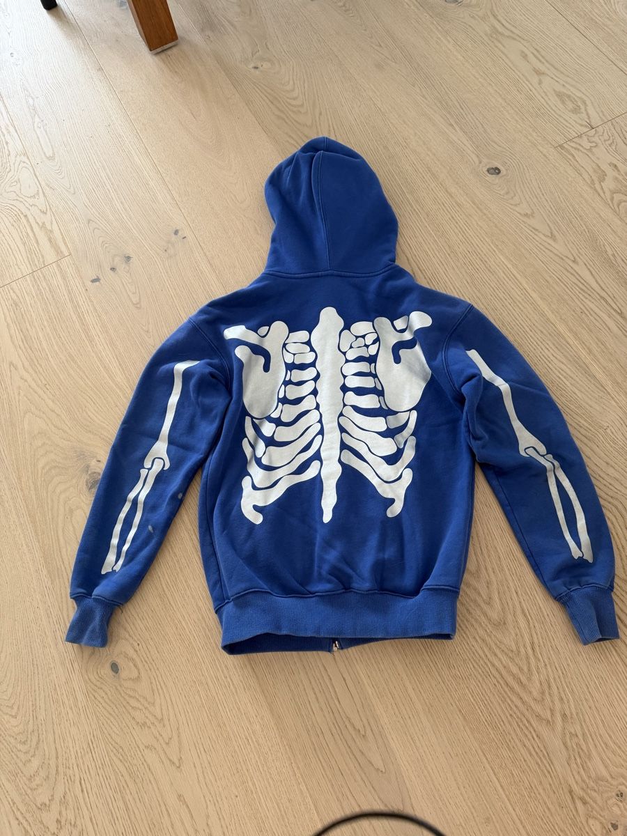 Maglioni & Felpe: Blauer Kapuzenpullover mit Skelett-Motiv, Grösse M – Usato da Hergiswil NW venduto da bar_55lf 1