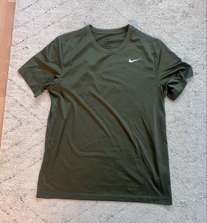 Nike Performance T-Shirt basic - olive Gr. L
