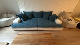 Sofa dunkelblau/weiss mit Kissen guter Zustand