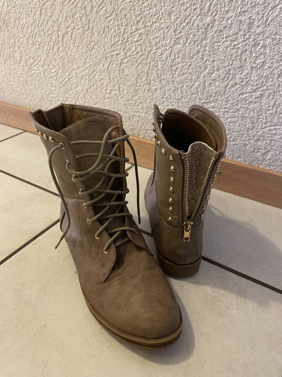 Scarpe da donna: Bottines beiges à lacets – Usato da Pont-de-la-Morge (Sion) venduto da hel_bh28