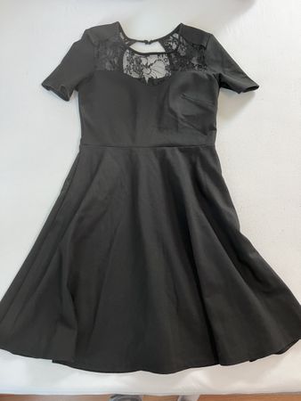 Schwarzes Kleid