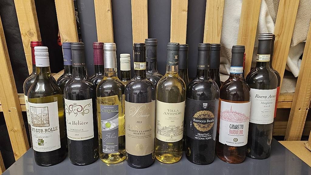 Vino: Rot- & Weissweine, 17 Flaschen  – Usato da Schwerzenbach venduto da Sellstuff