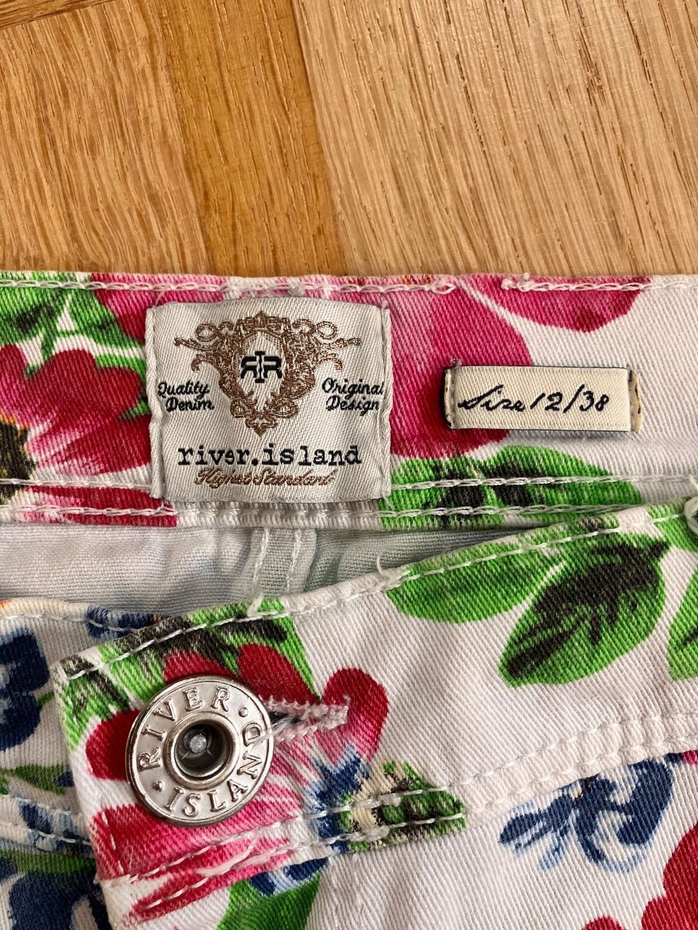 Jeans: Jeans, Weiss mit Blumendruck, 38/M – Usato da St.Gallen venduto da michel_simone 2